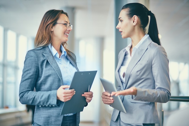 Free photo businesswoman giving her opinion