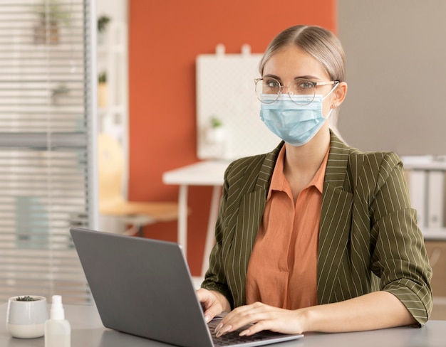 Free photo businesswoman happy to be back at work