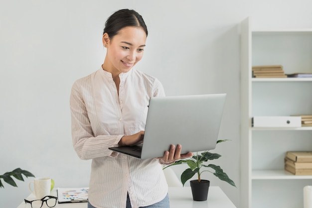 Free photo businesswoman holding laptop