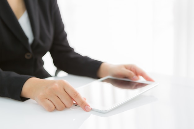 Free photo businesswoman holding a tablet