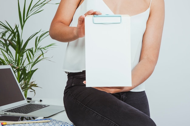 Free photo businesswoman holding a white clipoard