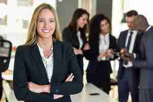 Foto gratuita businesswoman leader in ufficio moderno con i lavoratori di lavoro