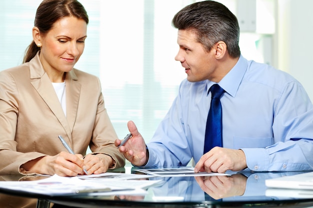 Free photo businesswoman listening to her client