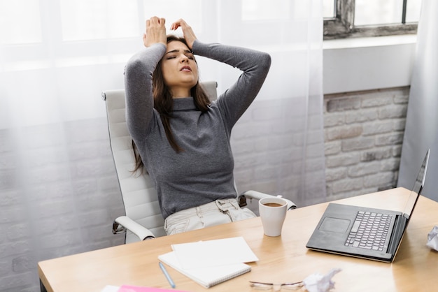 Foto gratuita imprenditrice cercando frustrata mentre si lavora da casa