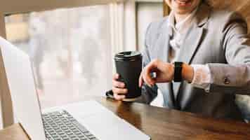 Free photo businesswoman looking at watch