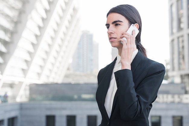 Imprenditrice facendo una telefonata