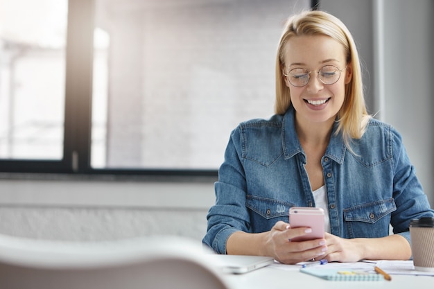 Free photo businesswoman in office with phone