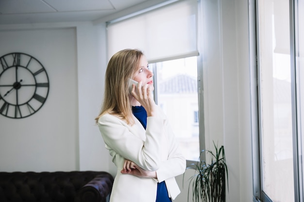 Free photo businesswoman phoning in office