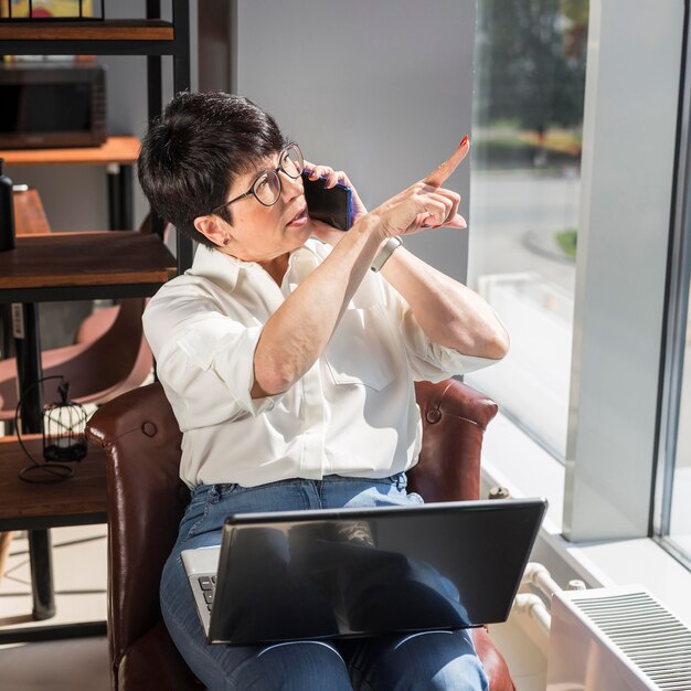 Free photo businesswoman pointing her finger