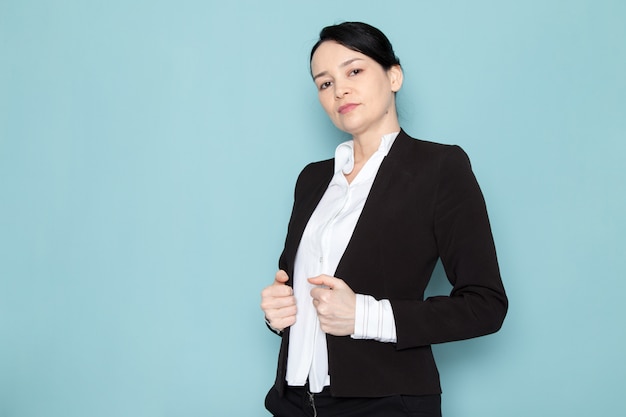 Free photo businesswoman posing in black suit