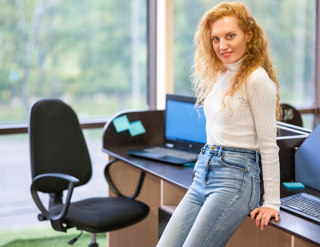 Free photo businesswoman posing at her workplace