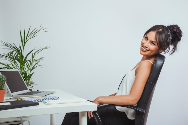 Free photo businesswoman relaxing and smiling