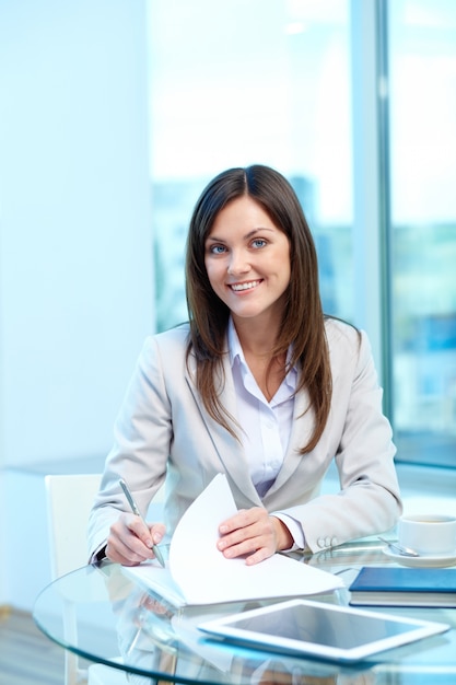 Free photo businesswoman signing a contract