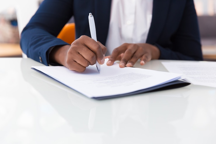 Free Photo businesswoman signing contract