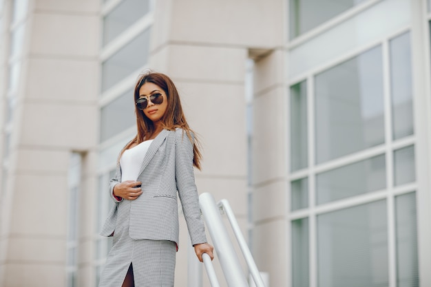 Free photo businesswoman in a summer city