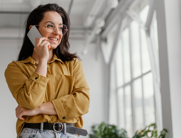 彼女のスマートフォンで話している実業家