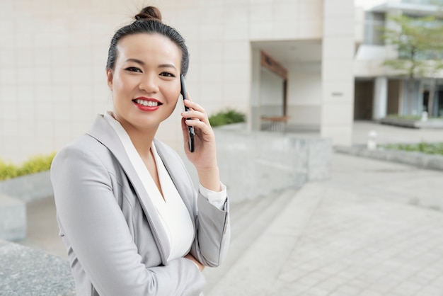 Free photo businesswoman talking on phone