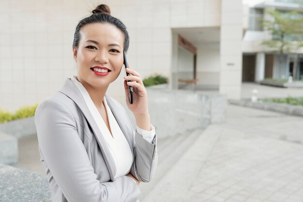 電話で話している実業家