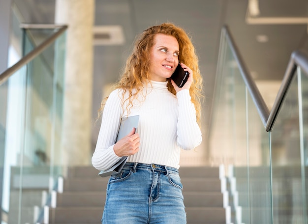 Imprenditrice parlando al telefono