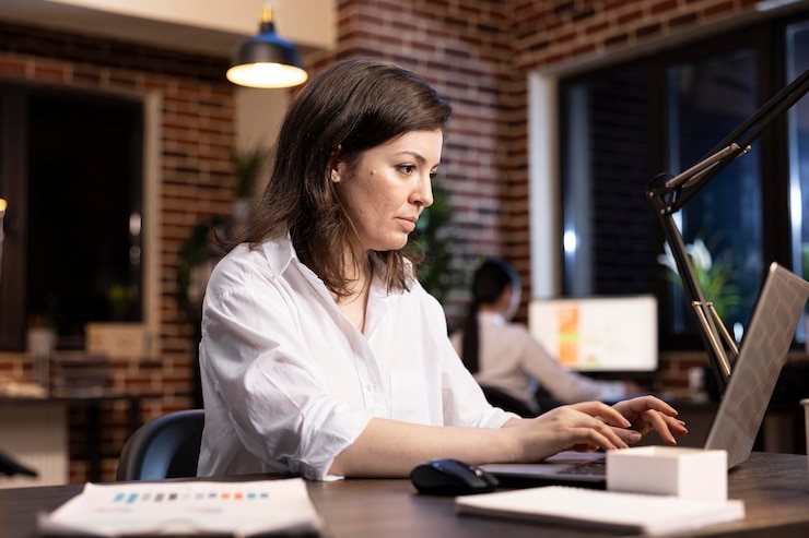 Free Photo businesswoman typing on her laptop