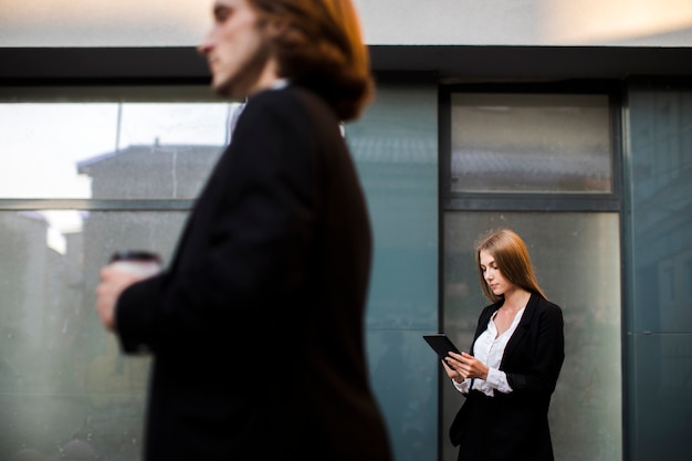 Free photo businesswoman using a tablet