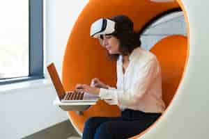 Free photo businesswoman using vr technology