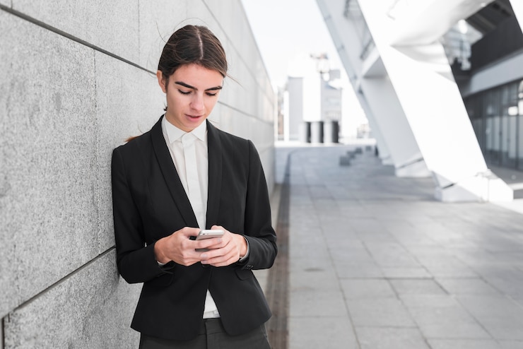 Free Photo businesswoman next to wall