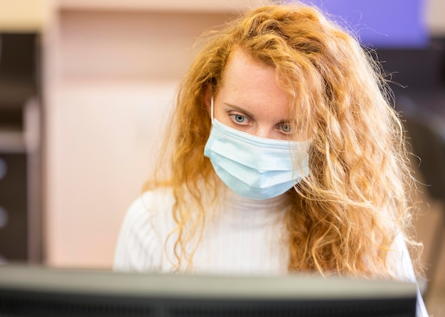 Foto gratuita primo piano della mascherina medica da portare della donna di affari