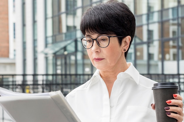 Free photo businesswoman wearing reading glasses