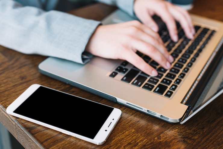 Free Photo businesswoman with laptop in coffee shop