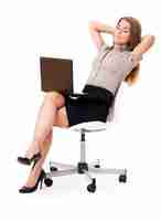 Foto gratuita imprenditrice con laptop rilassante sulla sedia da ufficio