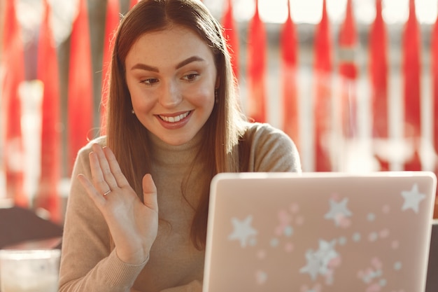 Free photo businesswoman working in a cafe