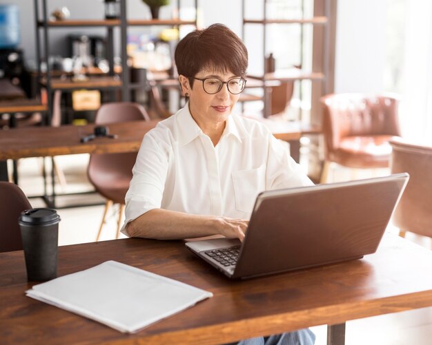 Businesswoman working in a coffee shop