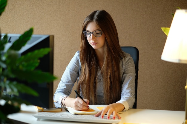 Free photo businesswoman working at the office