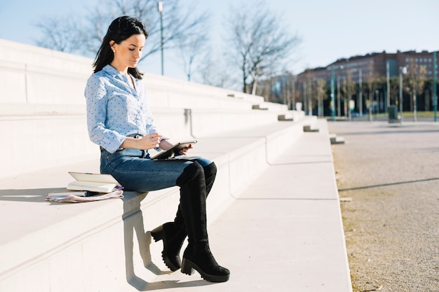 Free photo businesswoman working outdoors with tablet