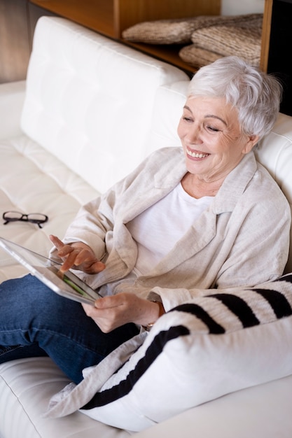 Businesswoman working with digital assistant