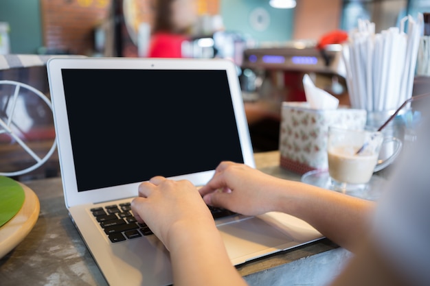 Imprenditrice di lavoro con il computer portatile primo piano