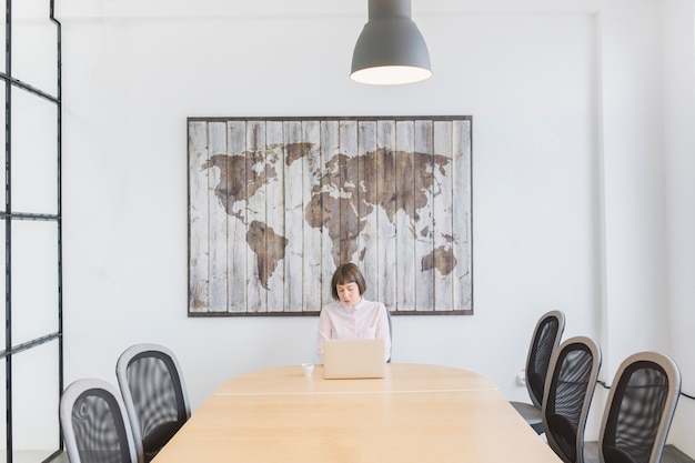 Free photo businesswoman working with laptop in office