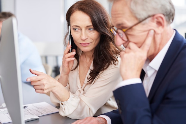 Free photo businesswoman working with technology