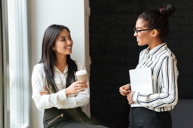 Free photo businesswomen colleagues talking with each other