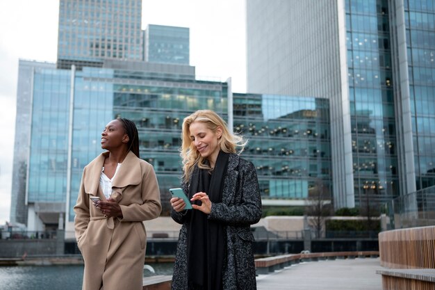 Donne d'affari che lavoreranno insieme in città