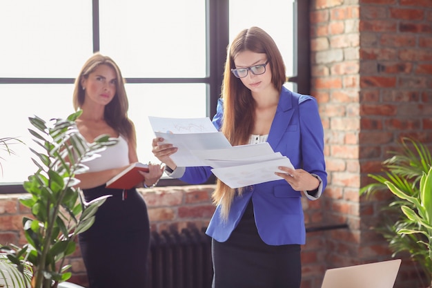 Donne di affari in una riunione in ufficio