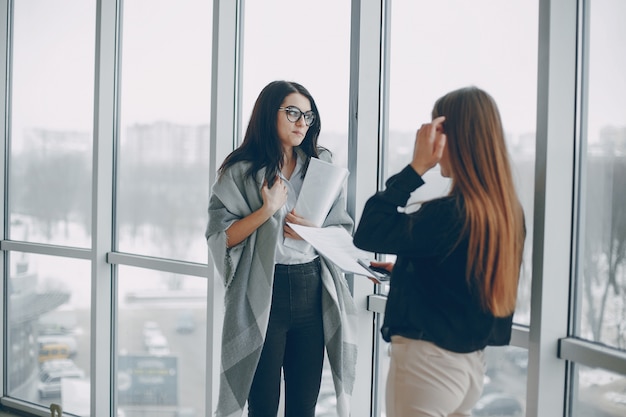 Free photo businesswomen in office