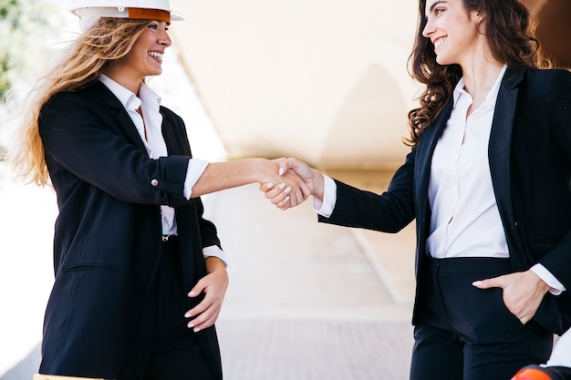 Foto gratuita donne di affari che stringono la mano