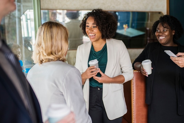 Free photo businesswomen talking to each other