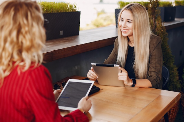 Foto gratuita donne d'affari che lavorano insieme