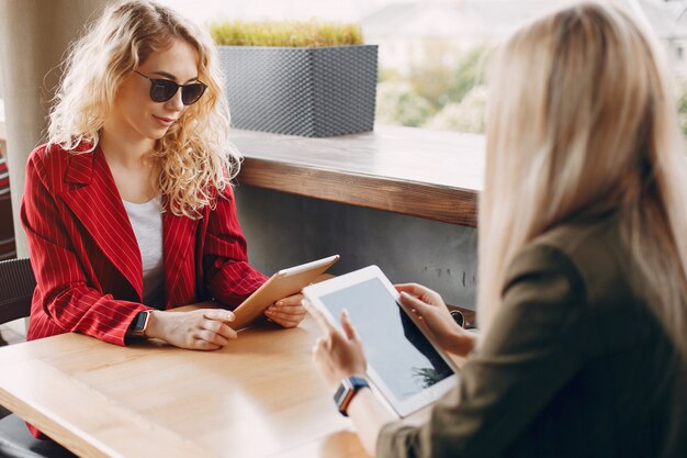 businesswomen working together