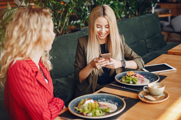 businesswomen working together