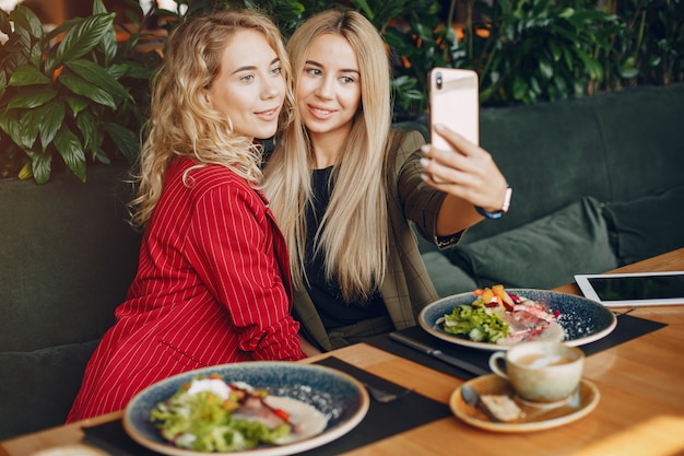 businesswomen working together