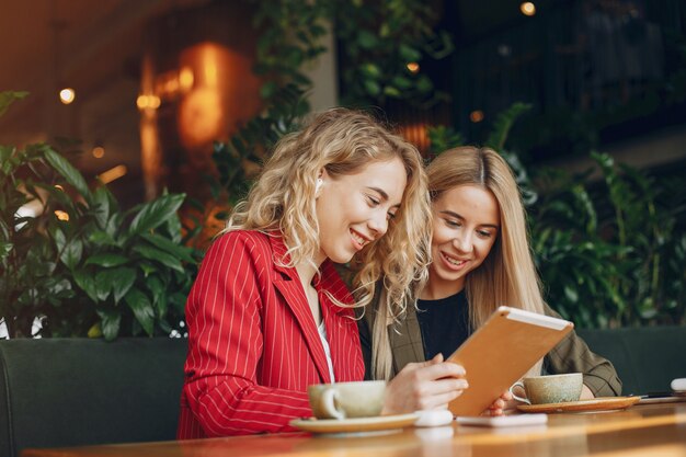 businesswomen working together